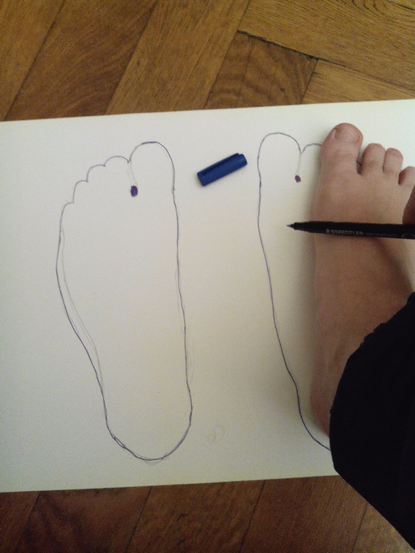 01 make a sketch of both feet - point the toe-between.jpg