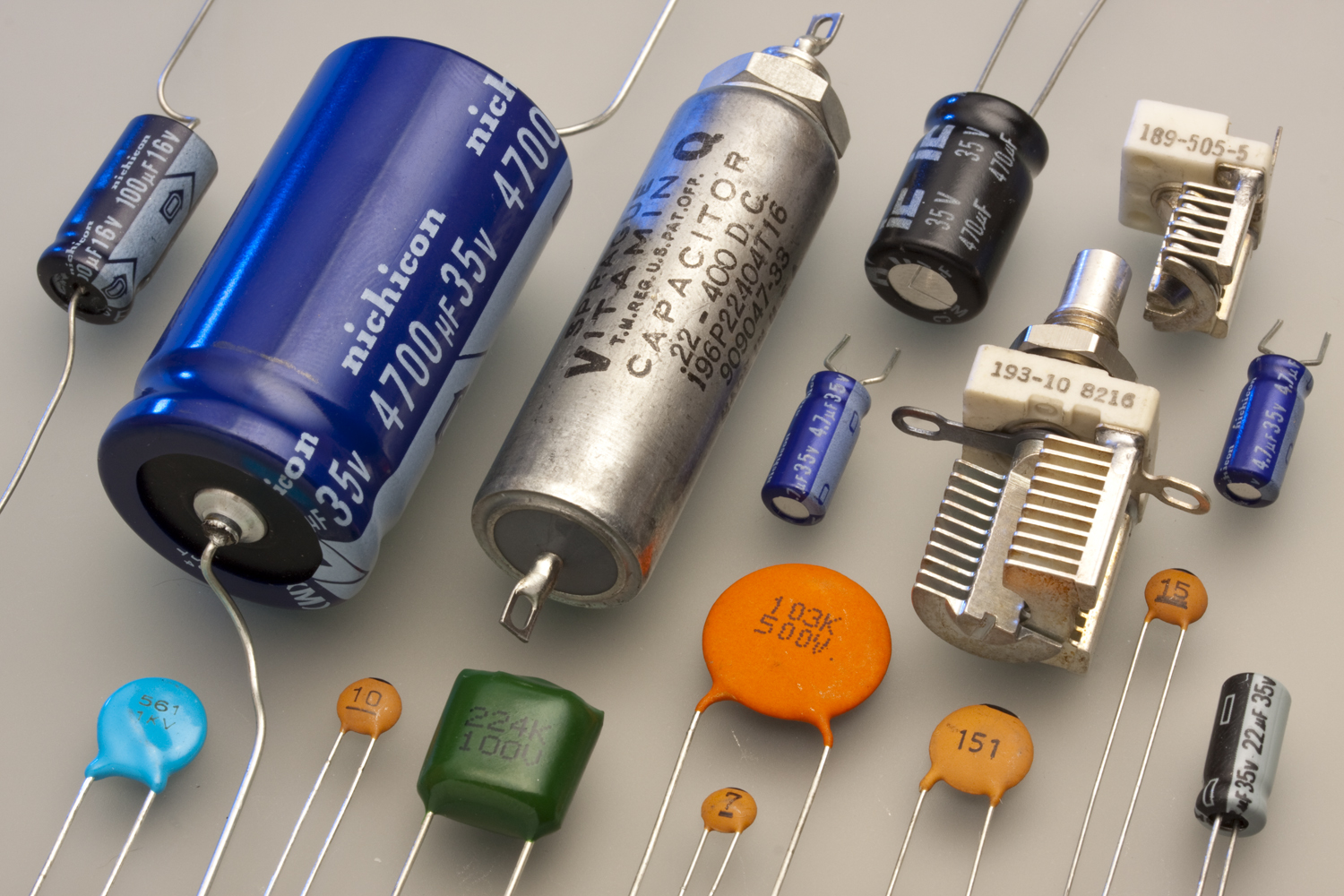 Capacitors_(7189597135).jpg