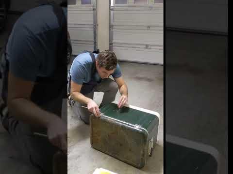 Cooler Restoration - 03 - Taking off the hinges