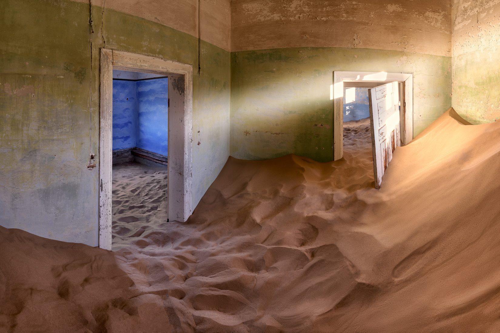 HouseFilledWithSandKolmanskop.jpg