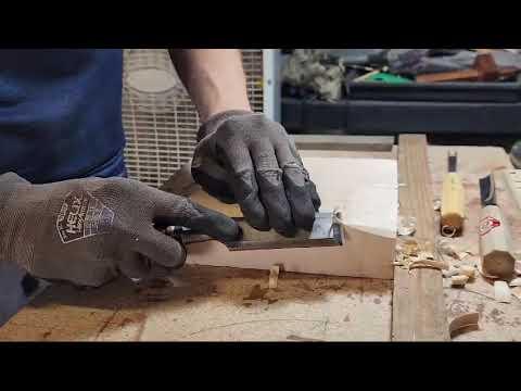 Quick demonstration of how to hold and handle a gouge.