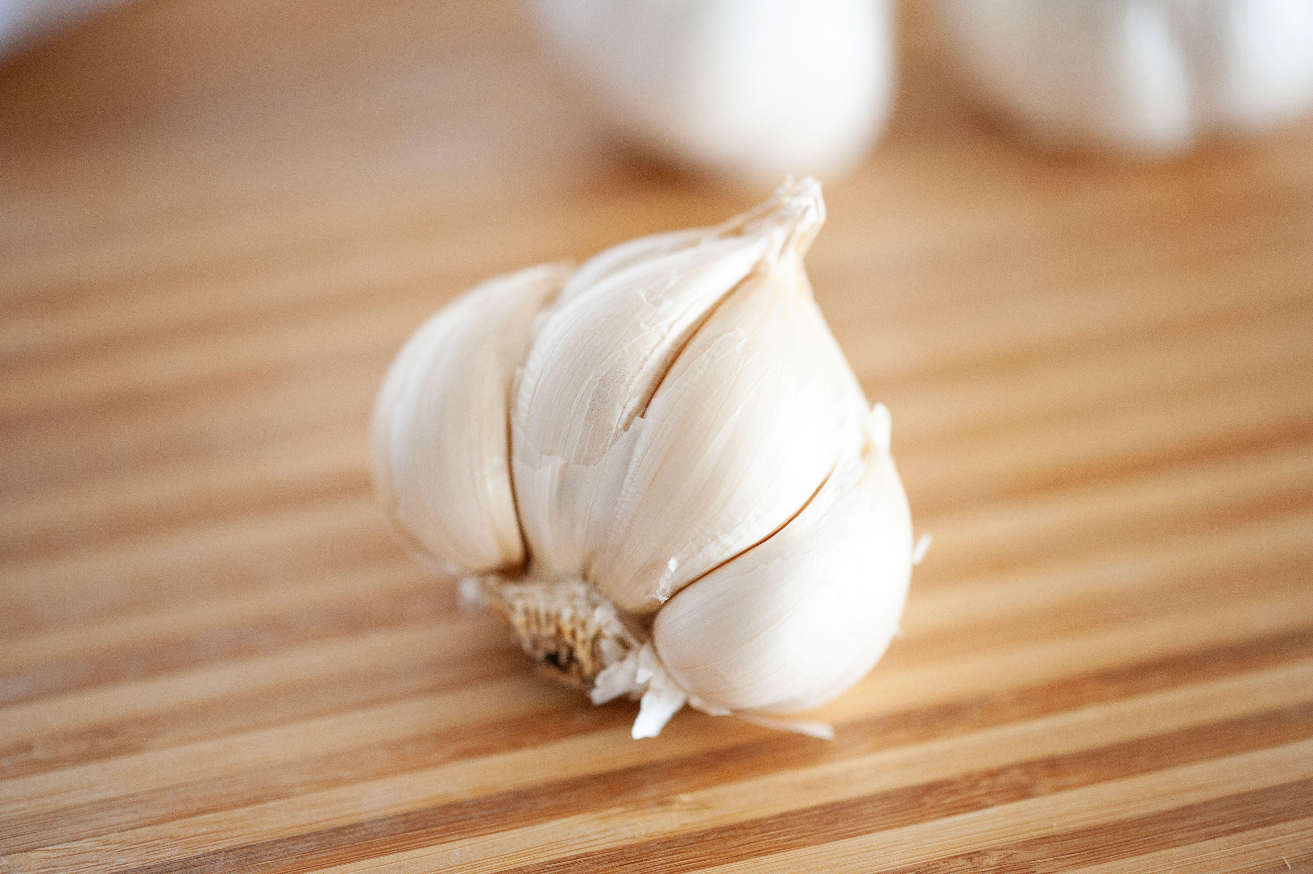 Simply-Recipes-Roasted-Garlic-METHOD-1-100a65dd4930411fbed8c3759b97517c.jpg