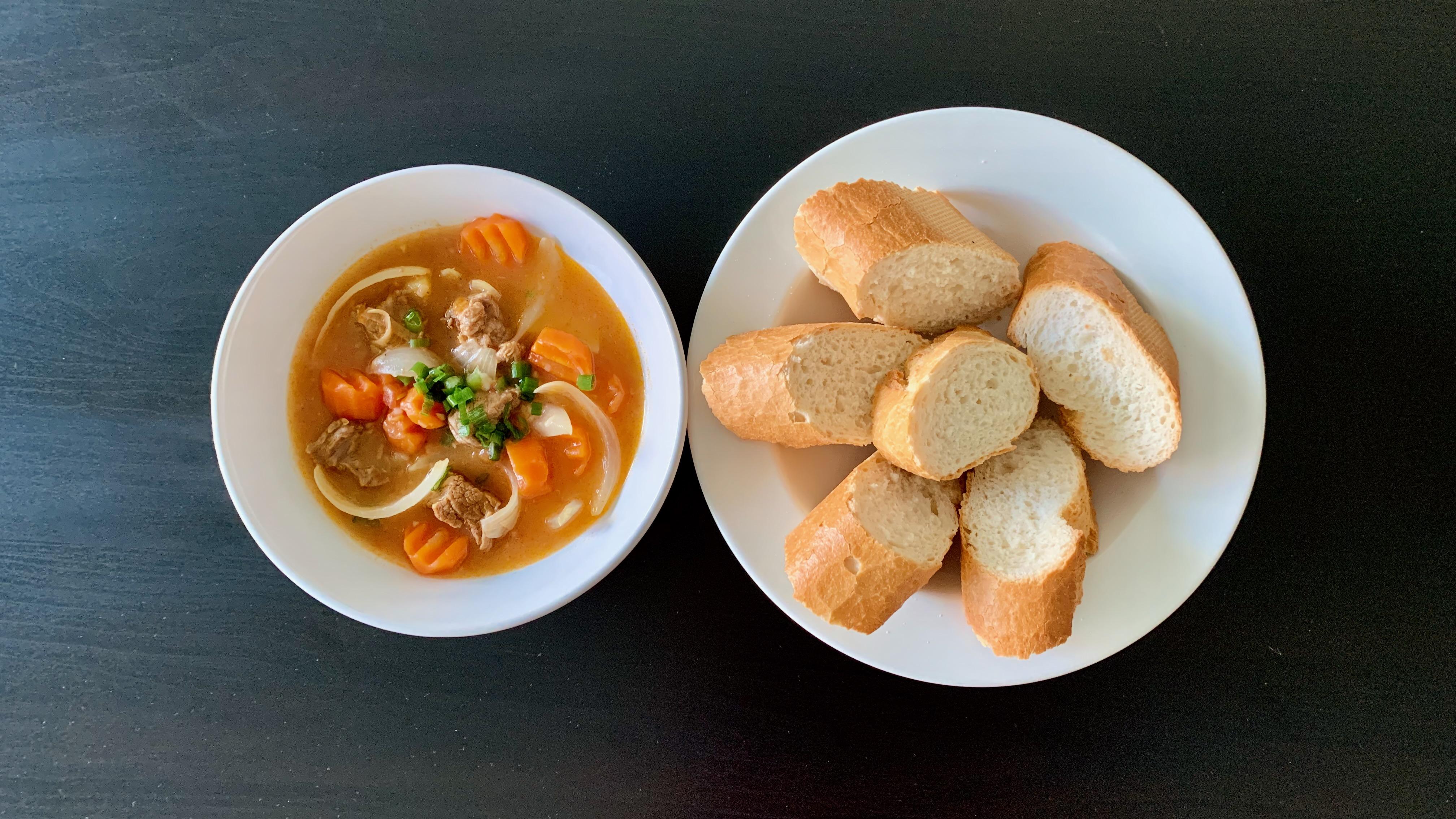 Vietnamese-ragu-with-baguette.jpeg