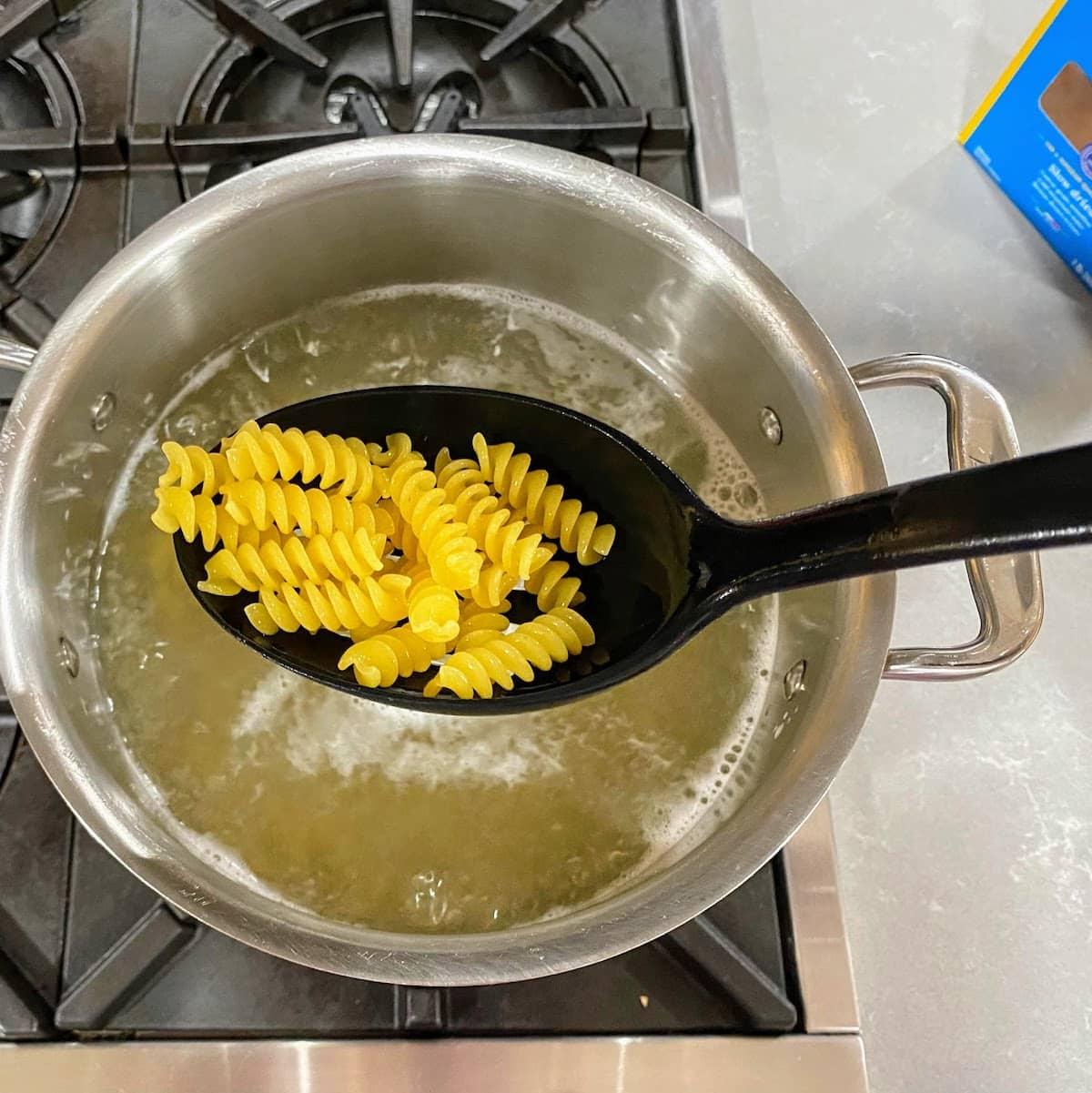 boiling-fusilli-pasta-1.jpeg