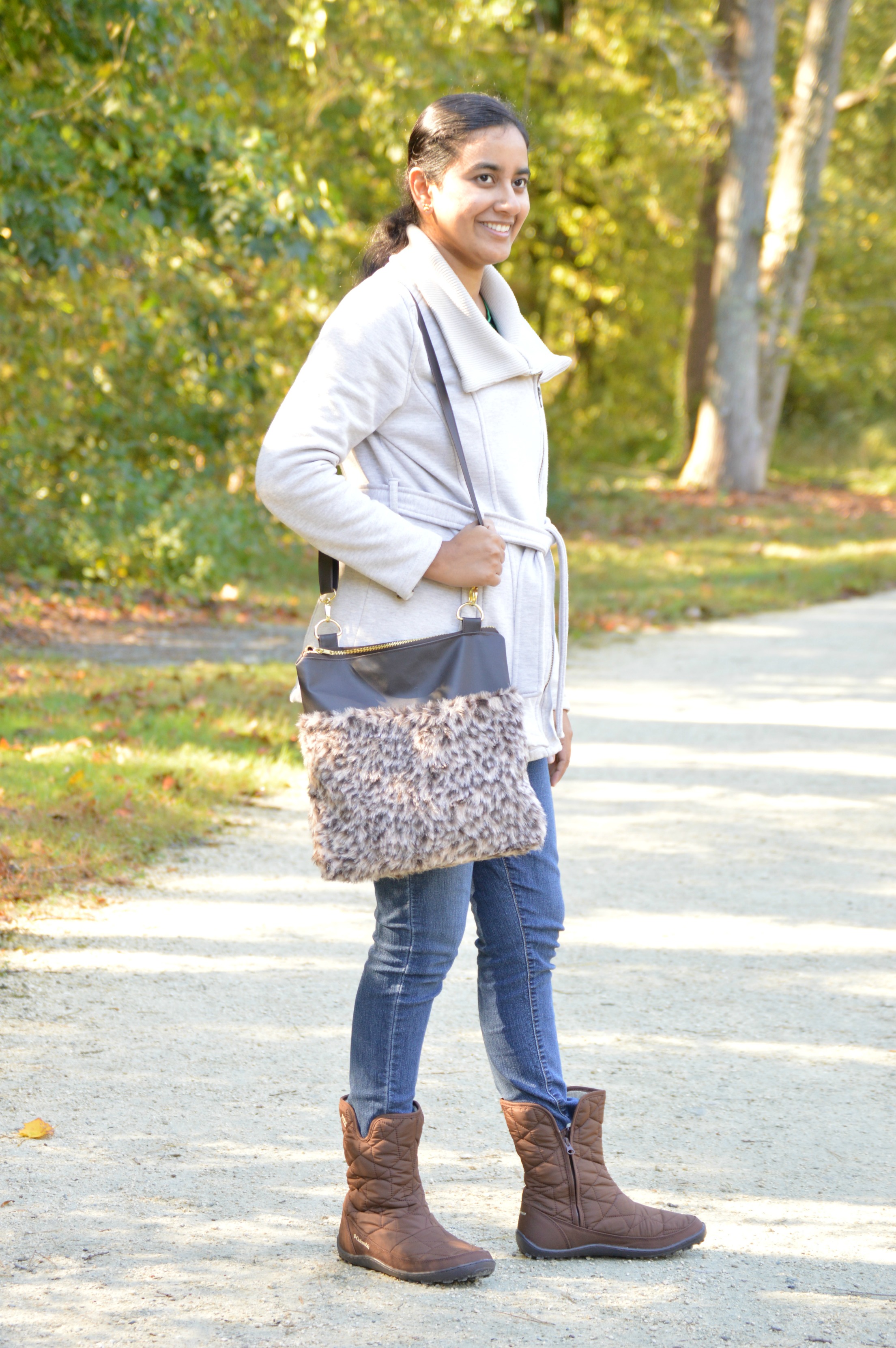 hand bag diy using vinyl and faux fur.jpg