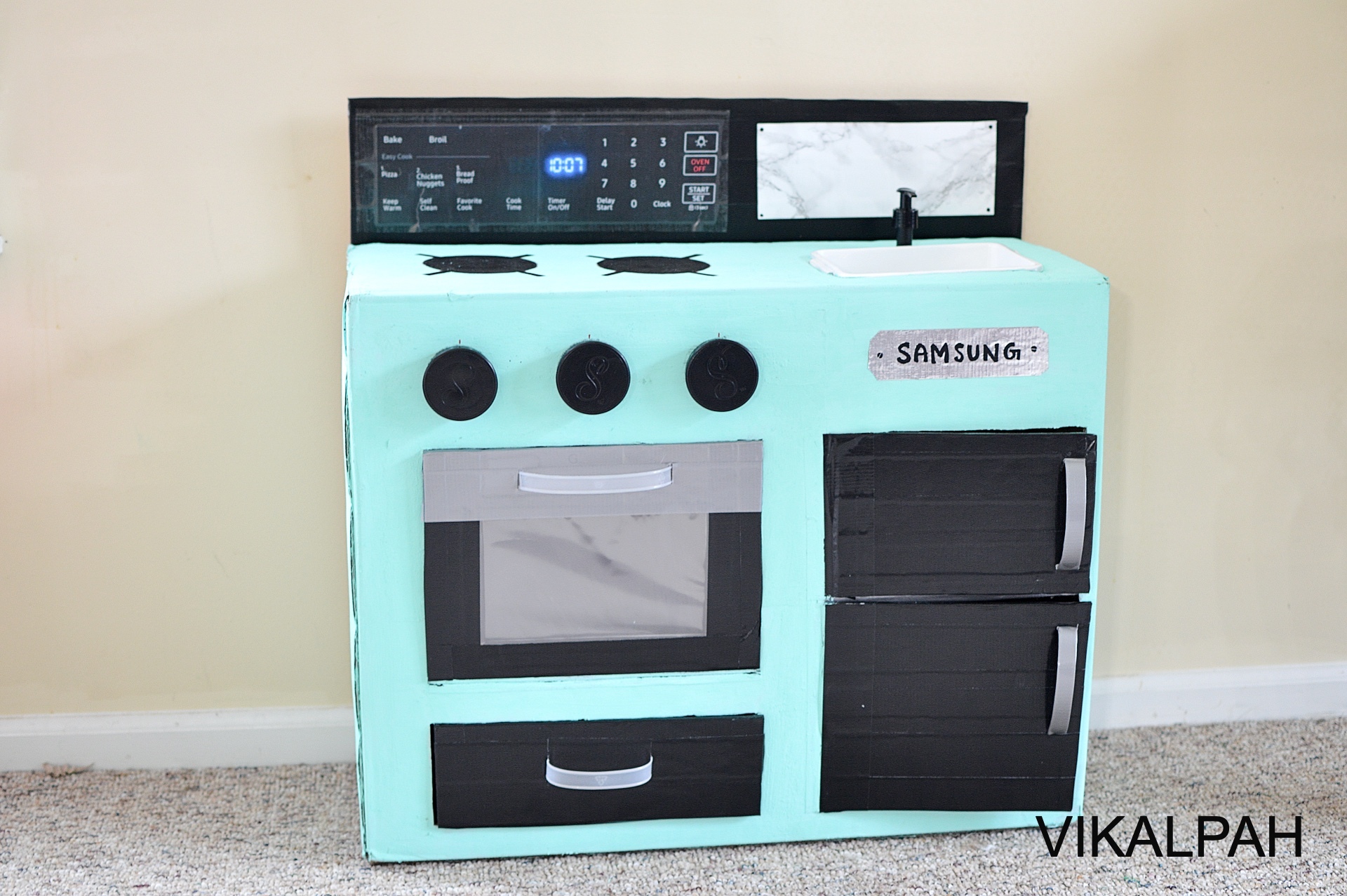 inlinkz - sahana - DIY kids cardboard play kitchen.jpg