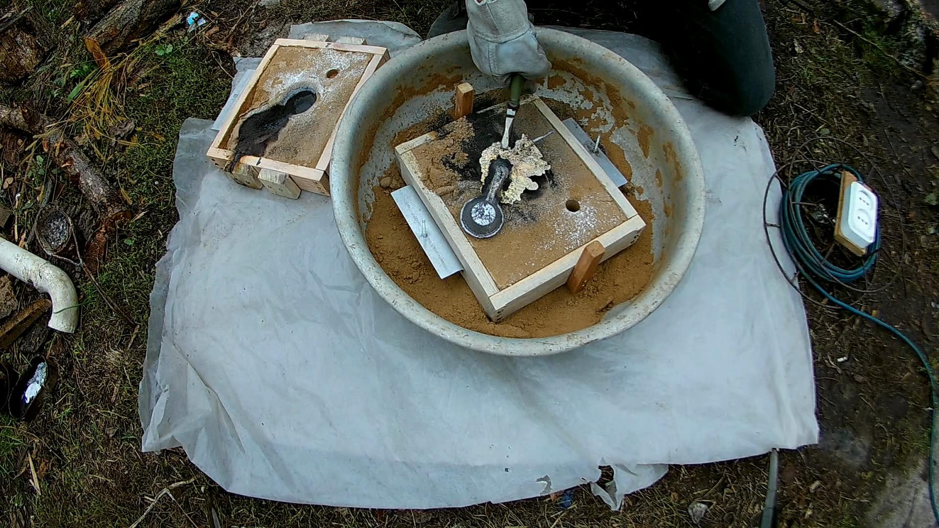 Brass casting heavy paperweight - molding and melting brass.avi_snapshot_15.43_[2016.10.17_17.45.44].jpg